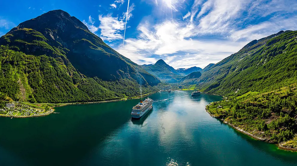 Et cruiseskip i vakre Geirangerfjorden i Norge
