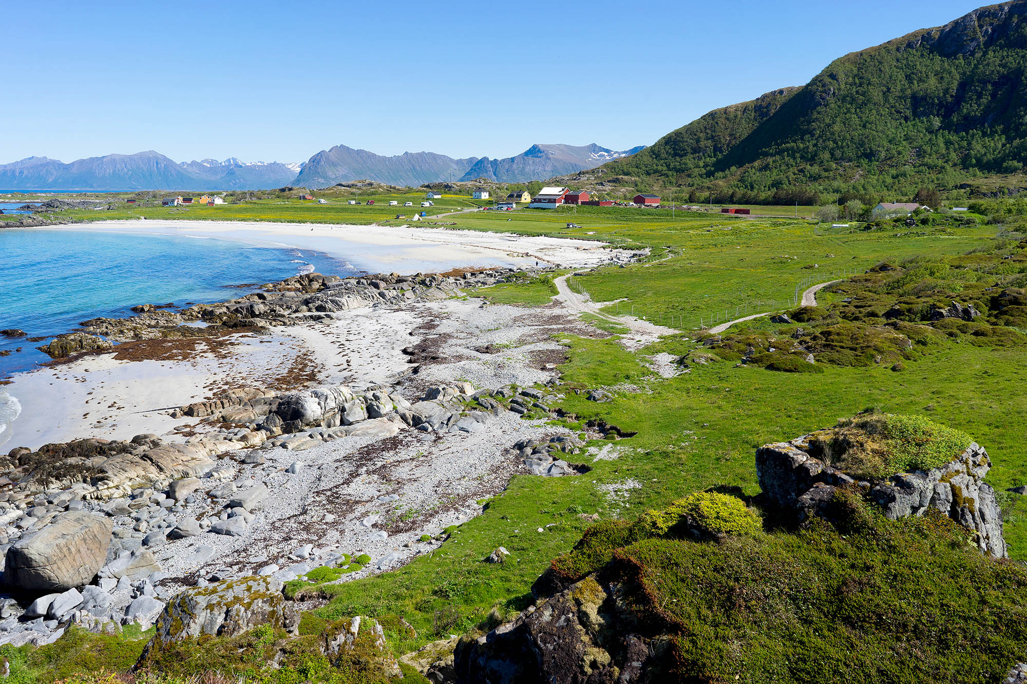 En av de mange innbydende strendene i Lofoten i Norge