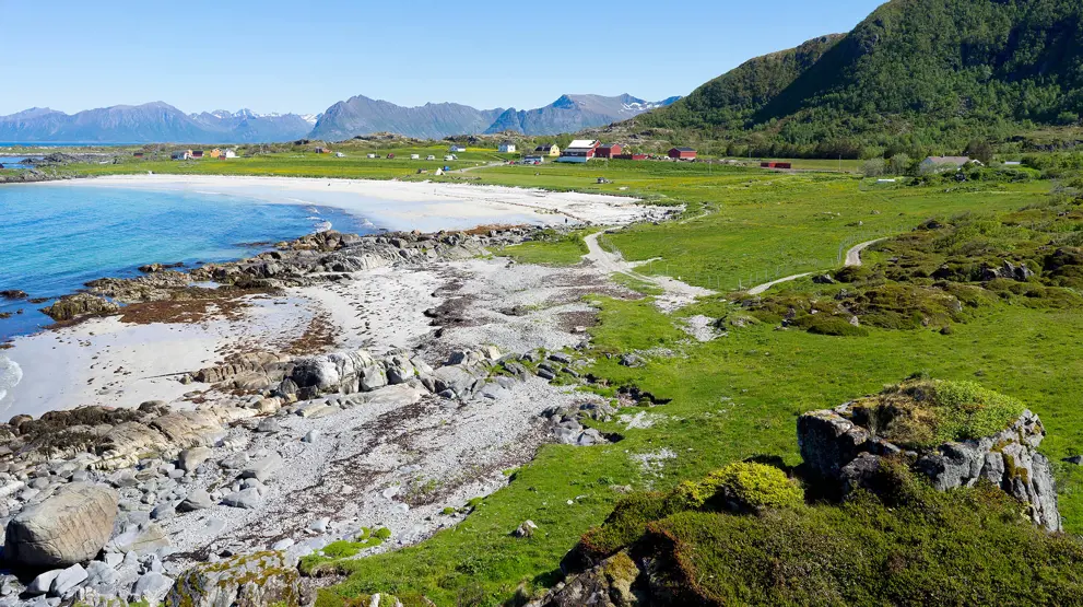 En av de mange innbydende strendene i Lofoten i Norge
