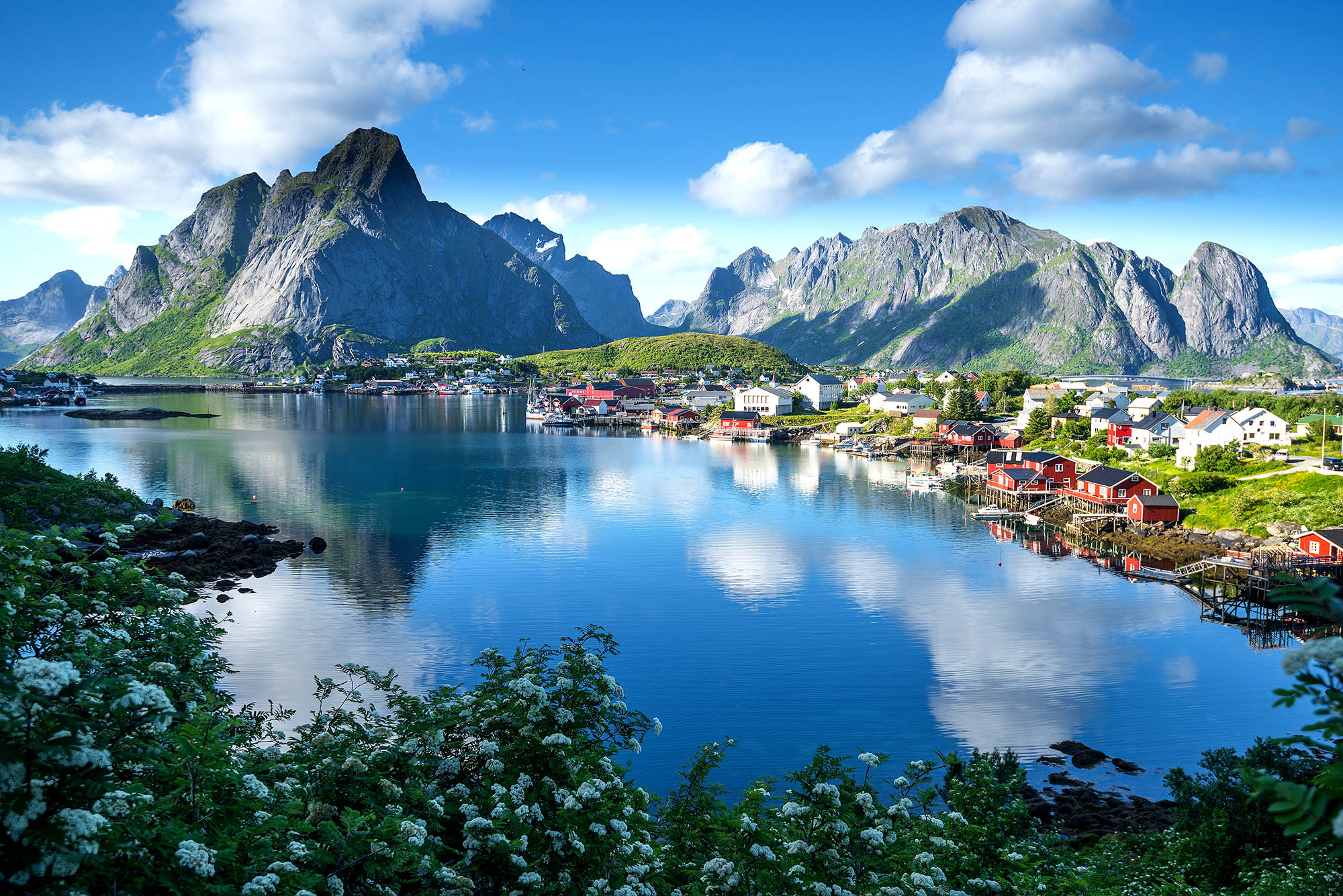Opplev den fantastiske øygruppen Lofoten på et cruise til Nord-Norge