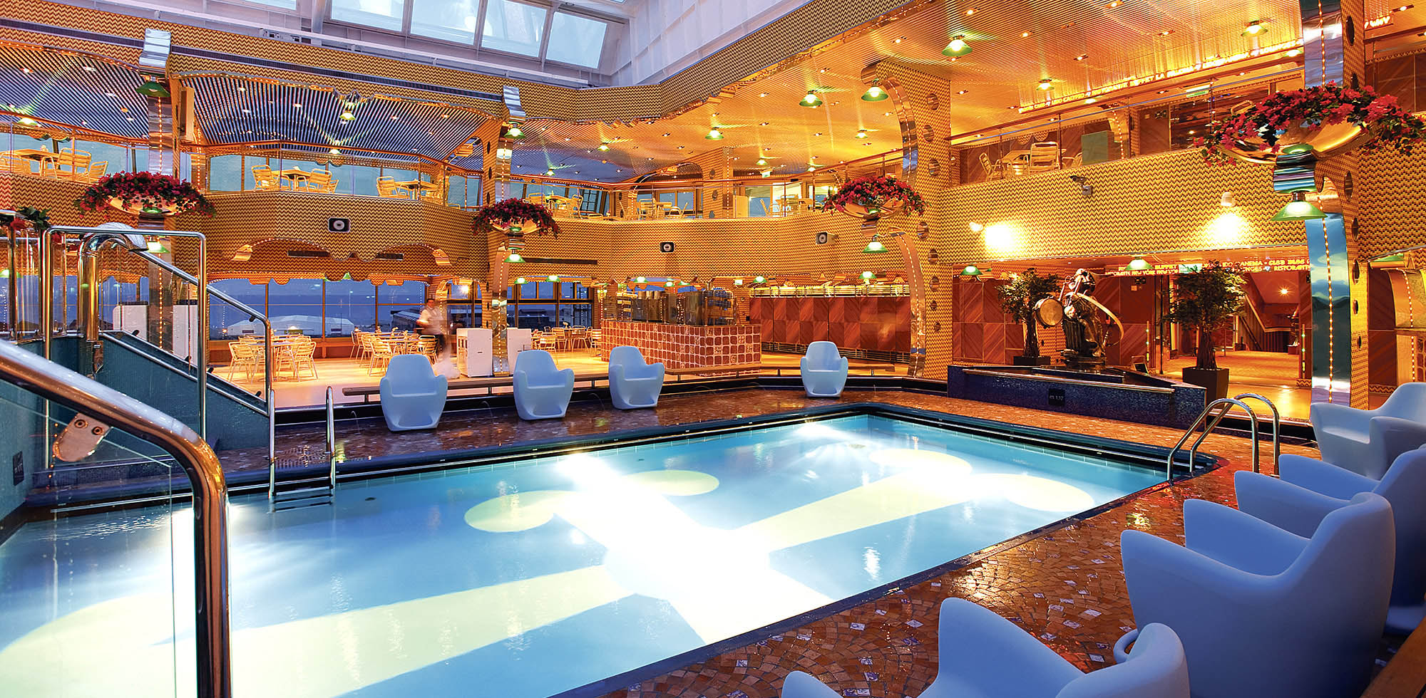 Calypso-dekket på Costa Pacifica er skipets hyggelige, overdekkede bassengområde med glasstak og strandinspirert design