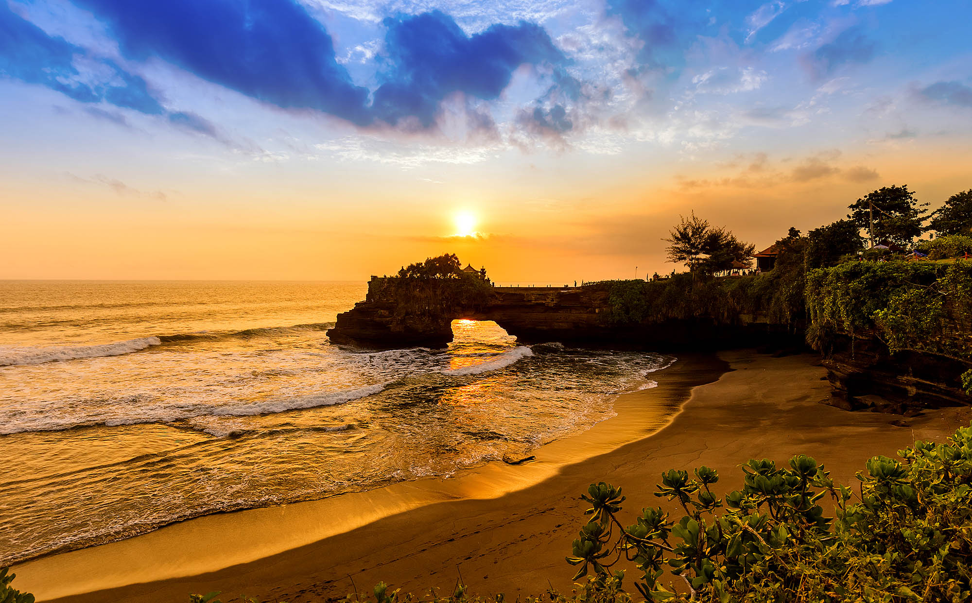 Nyt de fantastiske solnedgangene blant øyene i Indonesia