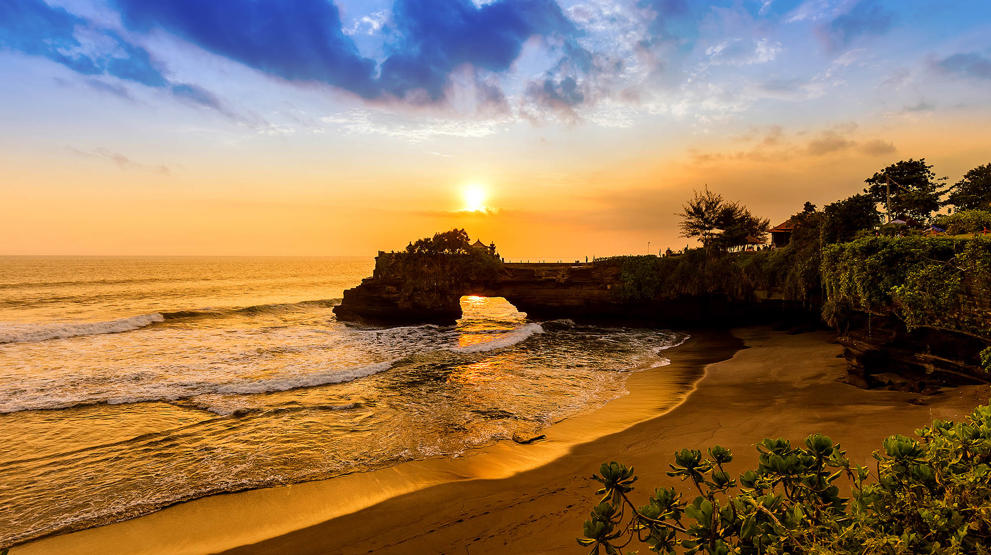 Nyt de fantastiske solnedgangene blant øyene i Indonesia