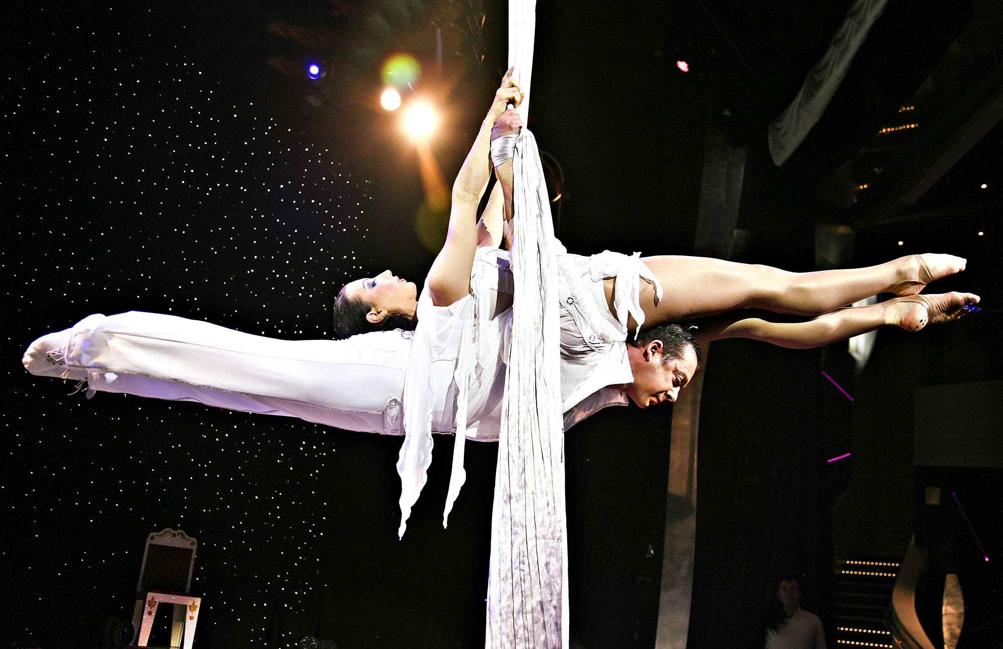 På kvelden kan du se flotte forestillinger i skipets teater