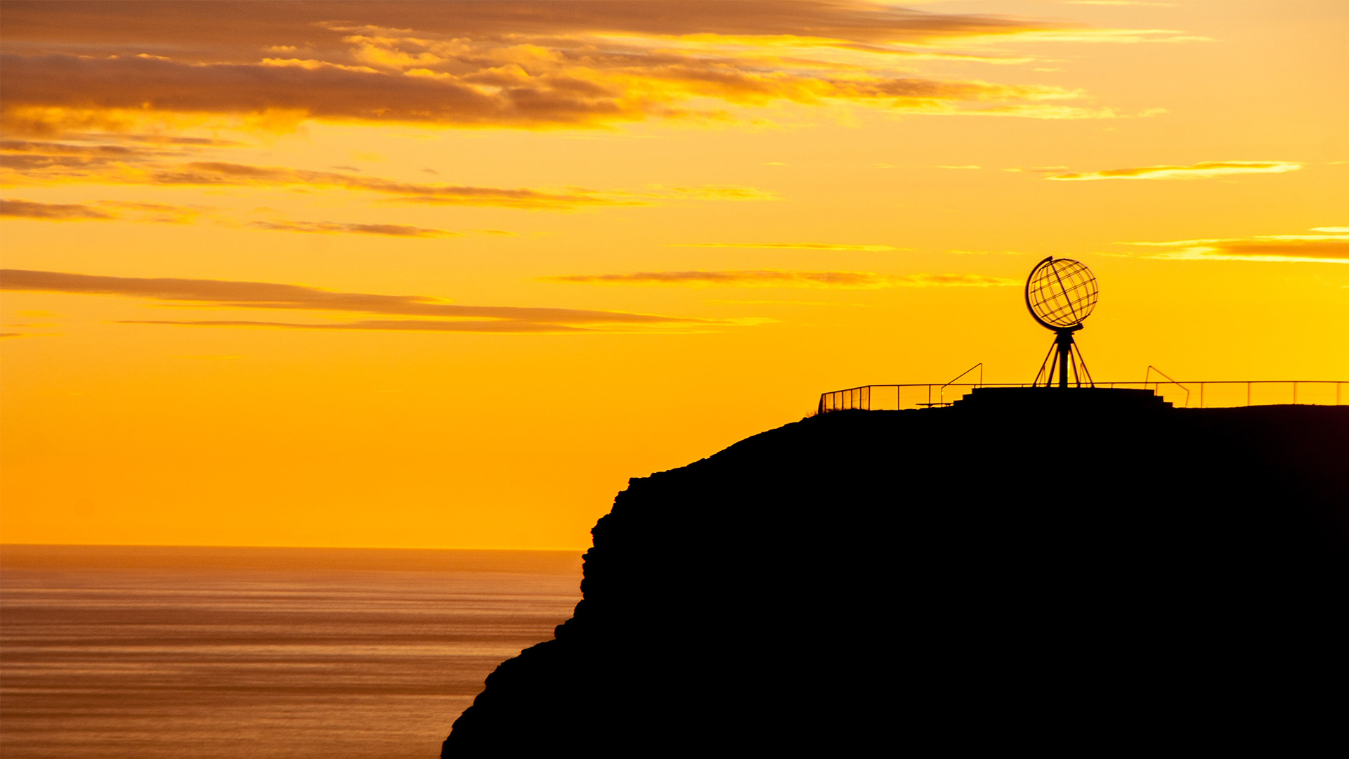 Besøk Europas nordligste punkt på Nordkapp med Hurtigrutens signaturreiser - oppdag den vakre midnattssolen