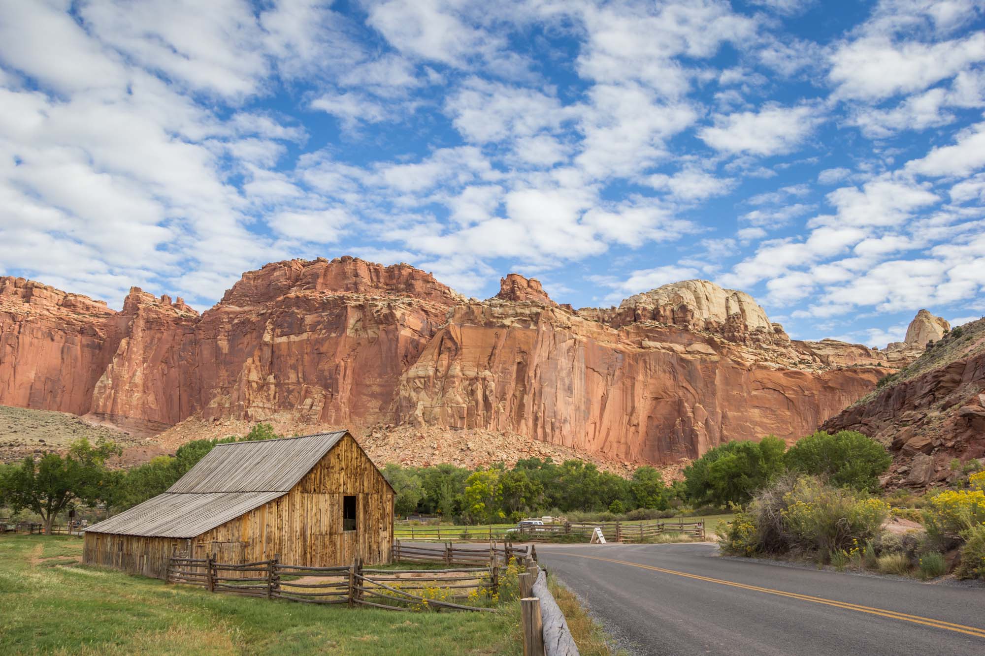 En av bygningene som ble etterlatt av mormonerne - Reiser til Capitol Reef nasjonalpark