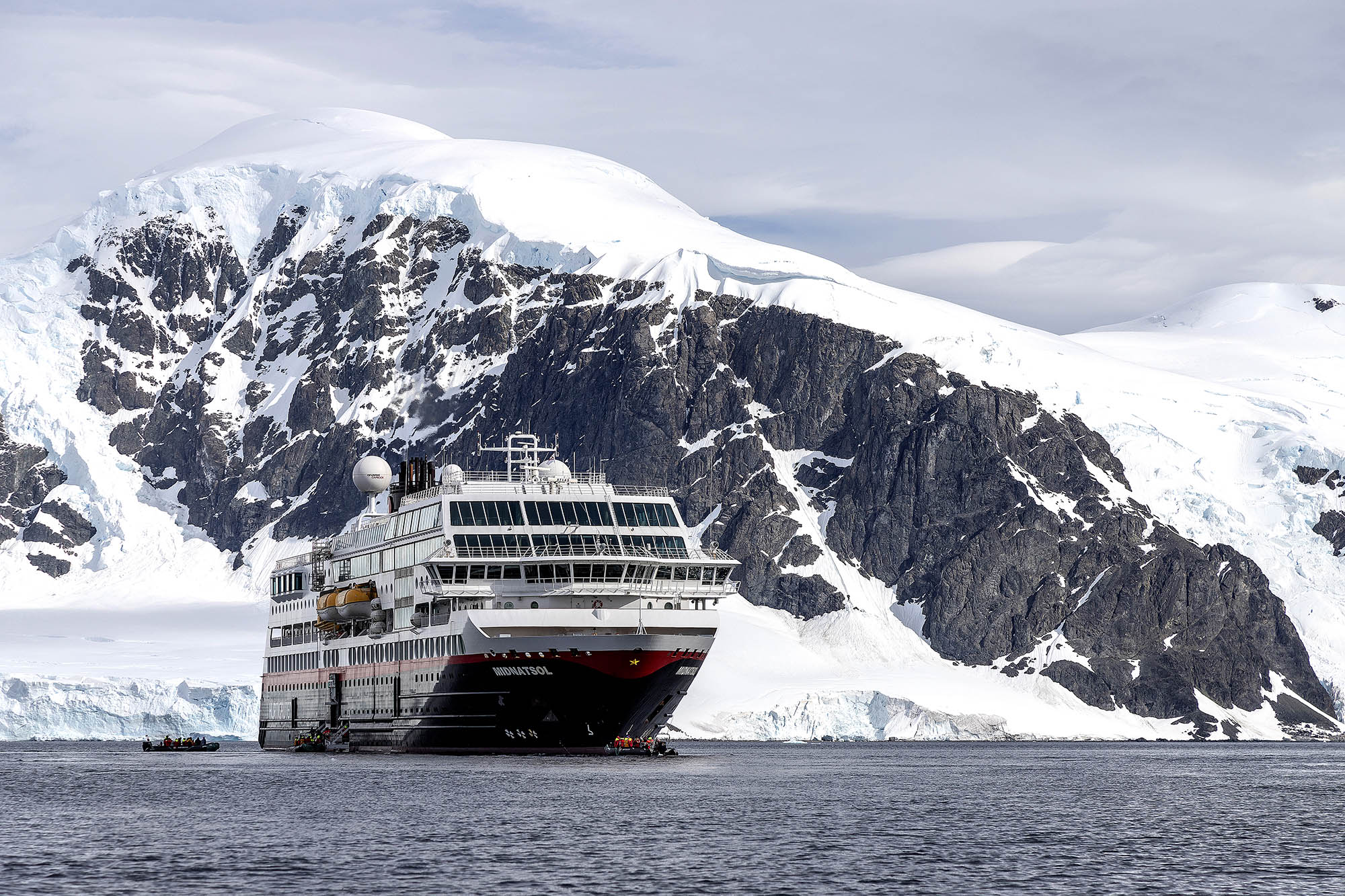 Skip fra Hurtigruten Expeditions i Sør-Amerika