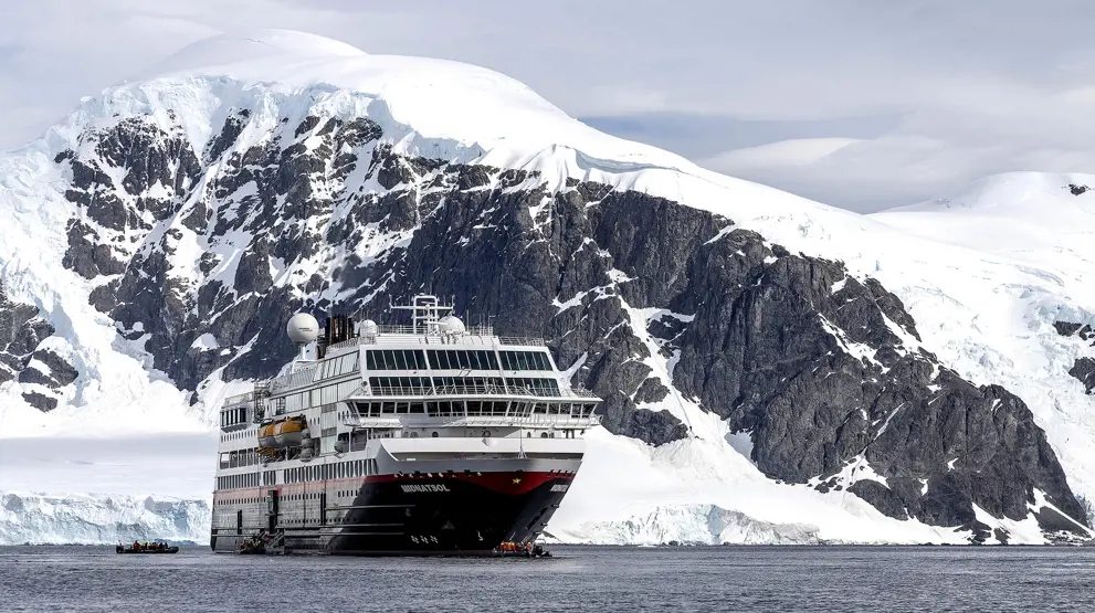 Skip fra Hurtigruten Expeditions i Sør-Amerika