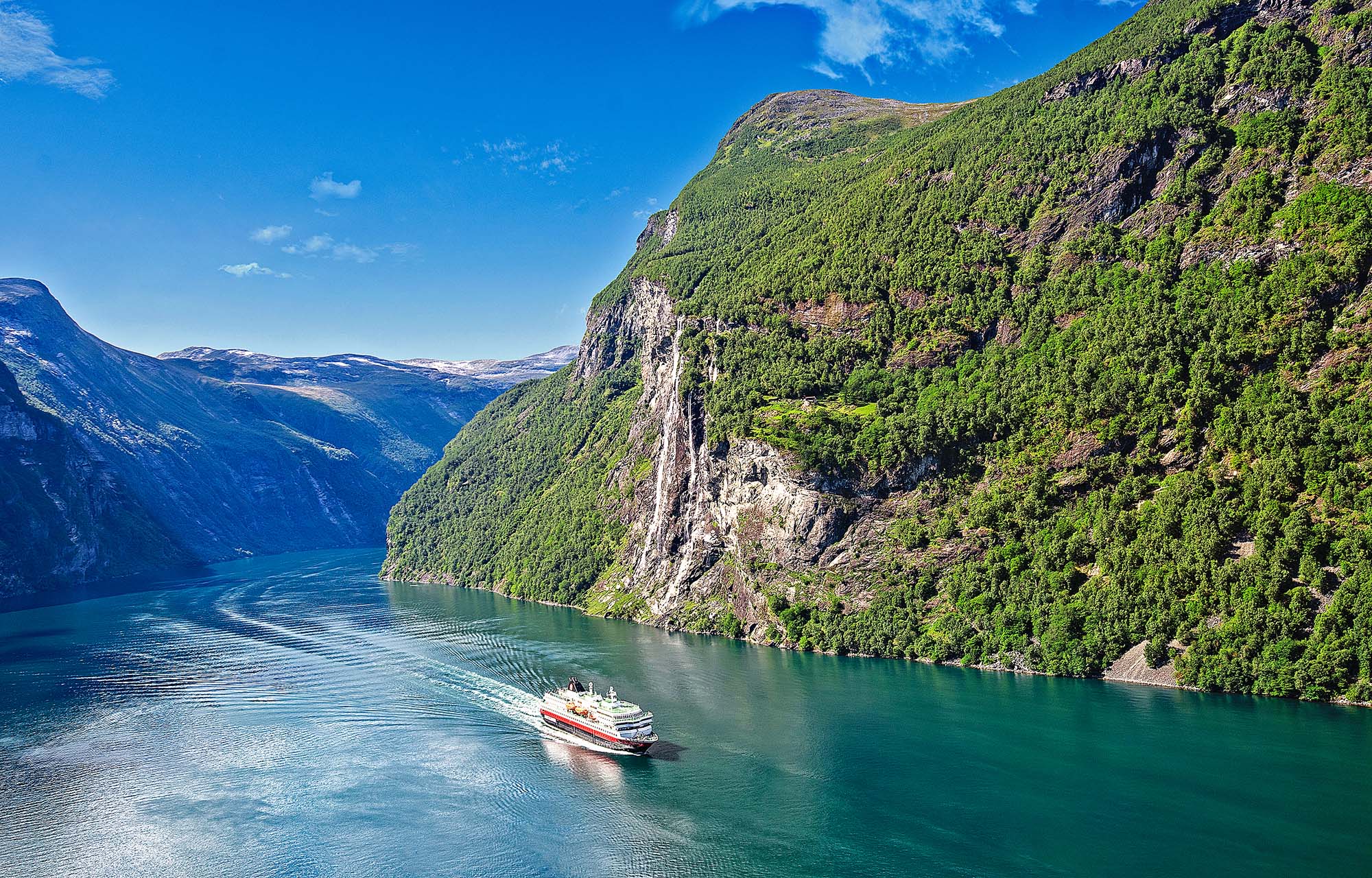 Hurtigruten i den fantastiske Geirangerfjorden | Foto: Agurtxane Concellon