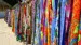 Fargerike og eksotiske tekstiler venter i souvenirshops Fargerike og eksotiske tekstiler venter i souvenirshops
