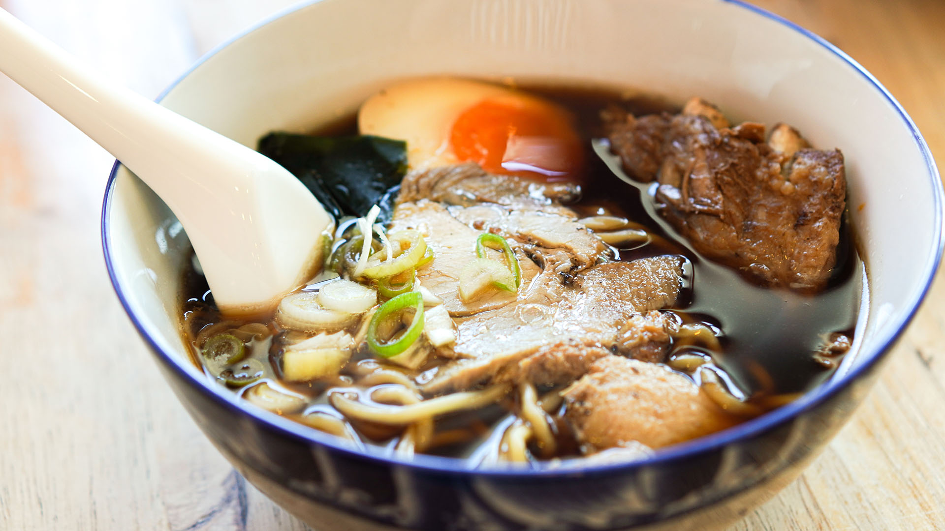 Gled dere til å utforske det japanske kjøkkenet på reisen, med retter som ramen og sushi