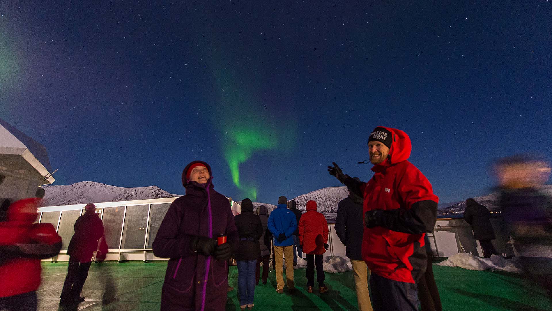 Hver kveld er en mulighet for å se det magiske nordlyset - på med de varme klærne, og ut på dekk!