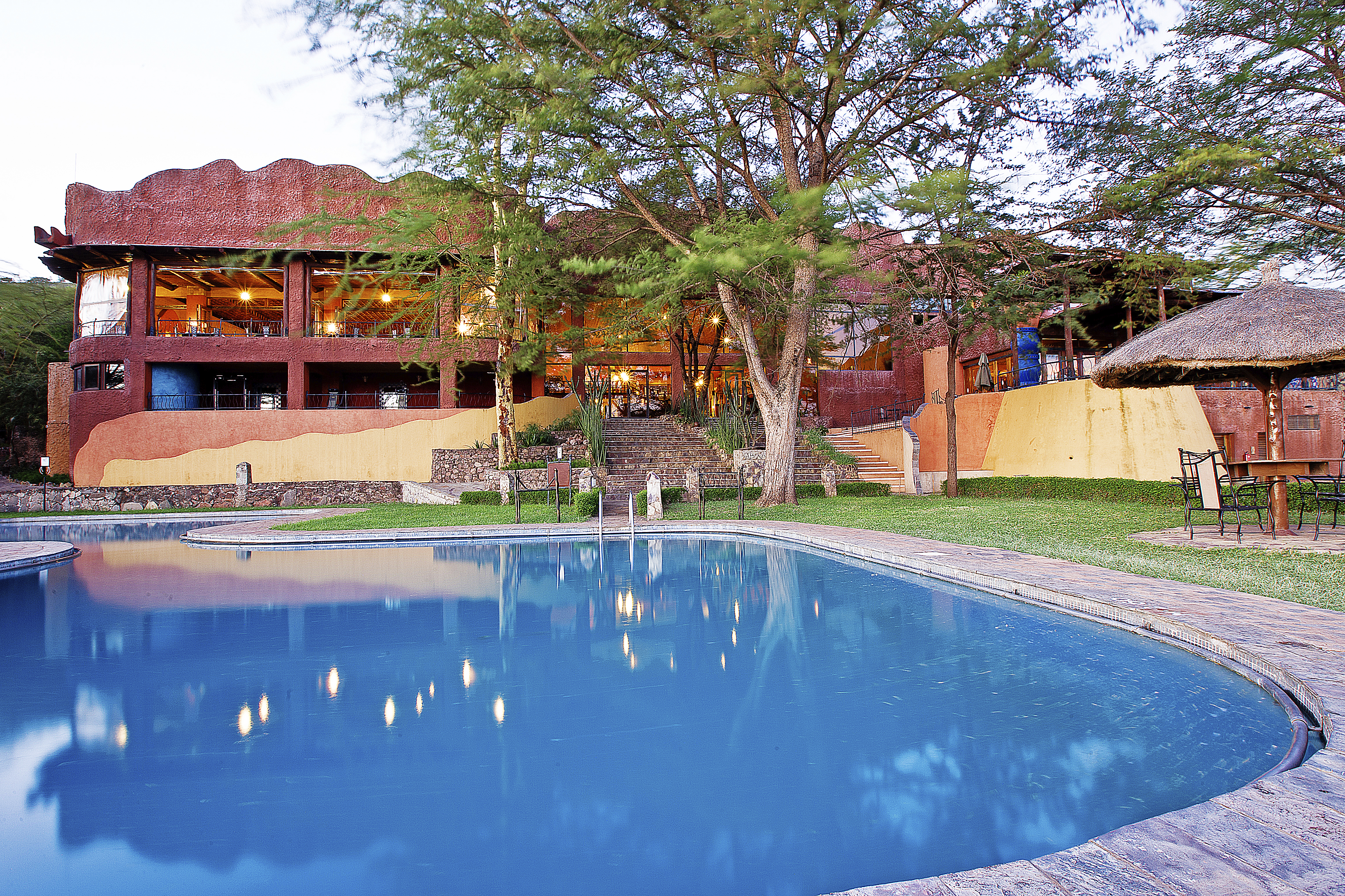 Slapp av ved bassenget etter en dag med unike naturopplevelser - Serengeti Sopa Lodge