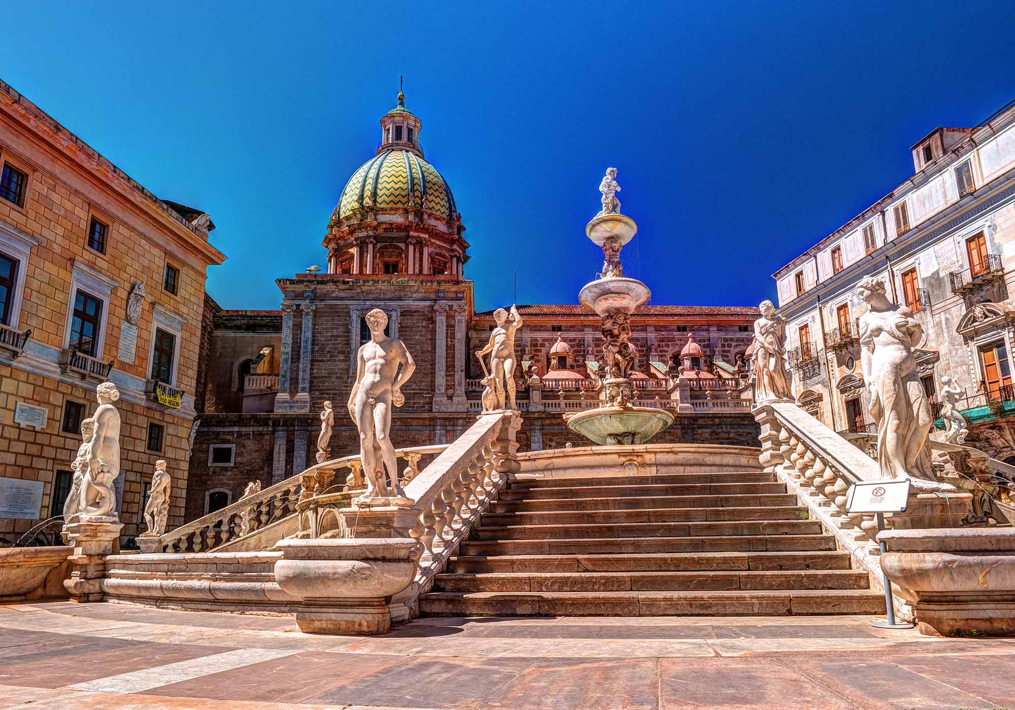 Piazza Pretoria er en imponerende fontene med detaljerte skulpturer i hjertet av Palermo