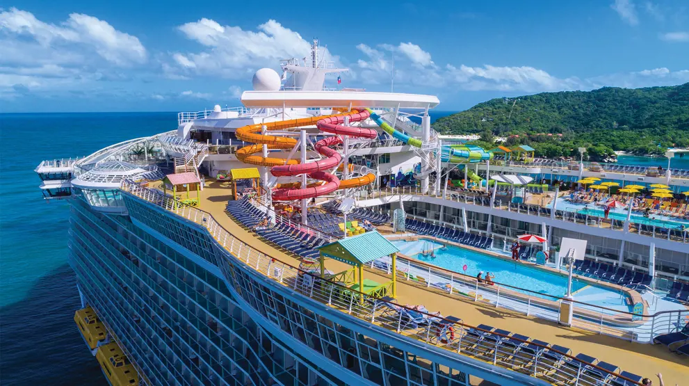 Cruiset foregår om bord Oasis of the Seas, som er ét stort, flytende hotell