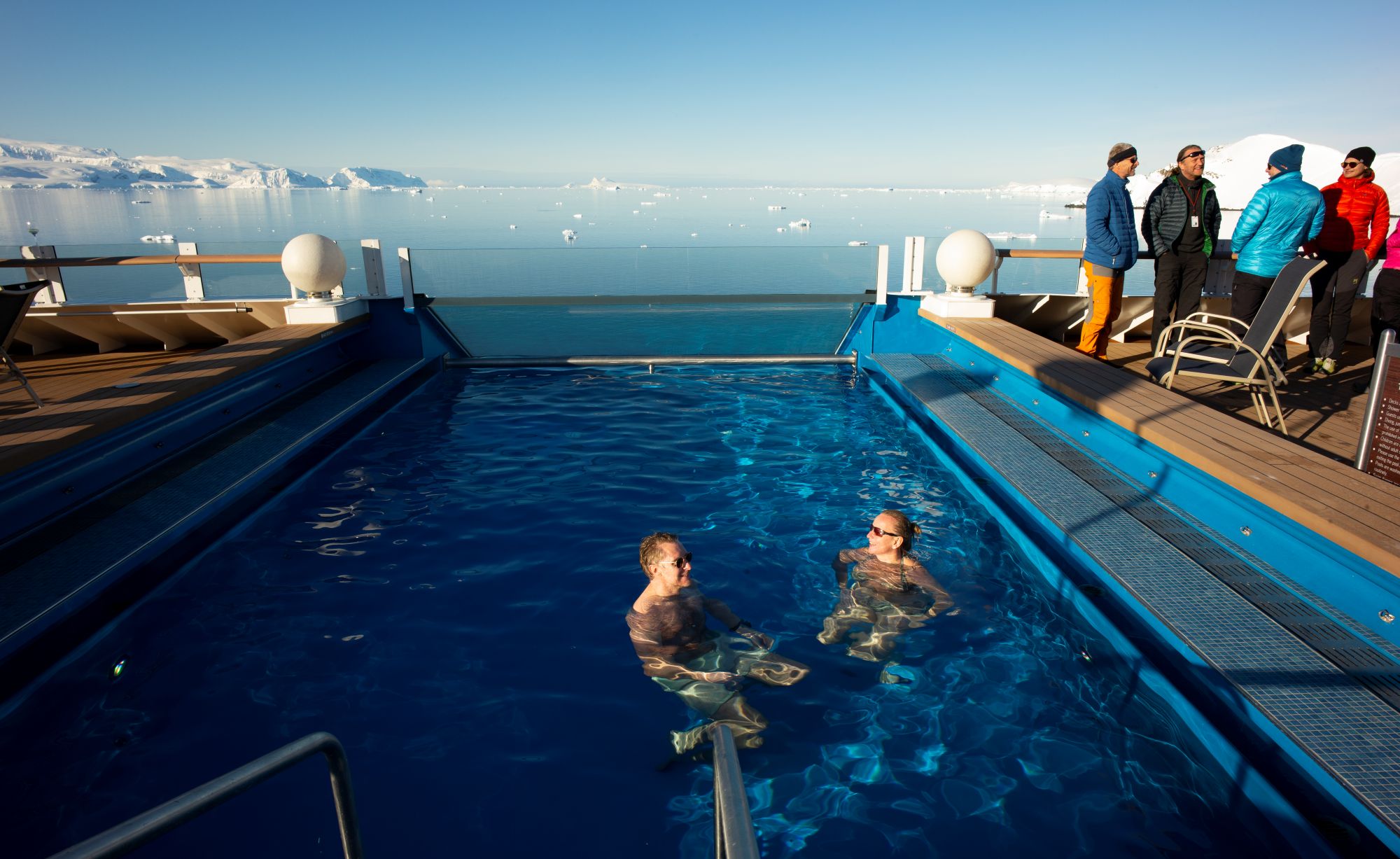 Infinity-bassenget om bord gir deg følelsen av å svømme rett ut i landskapet | Foto:HX Expeditions