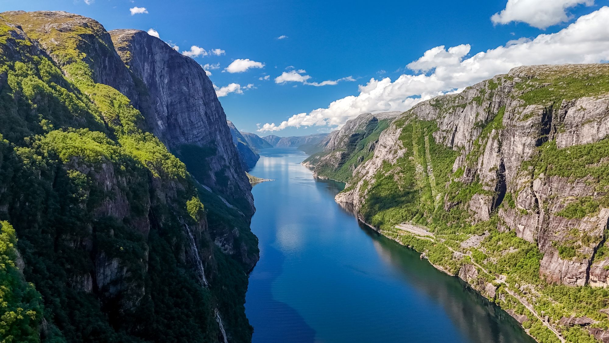 Lysefjorden med bratte fjell og dypt fjordvann