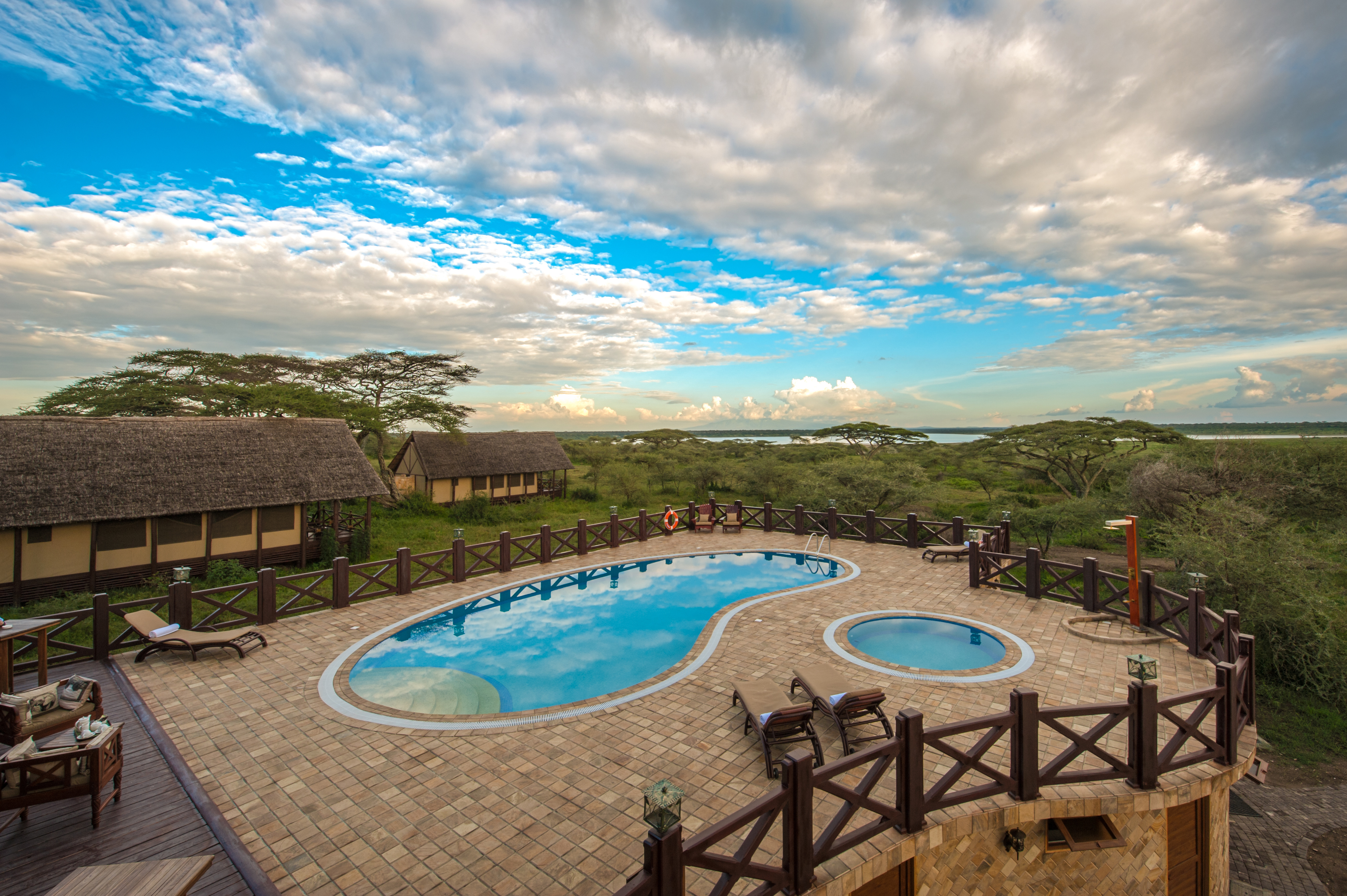 Slapp av ved svømmebassenget - Lake Ndutu Luxury Tented Lodge