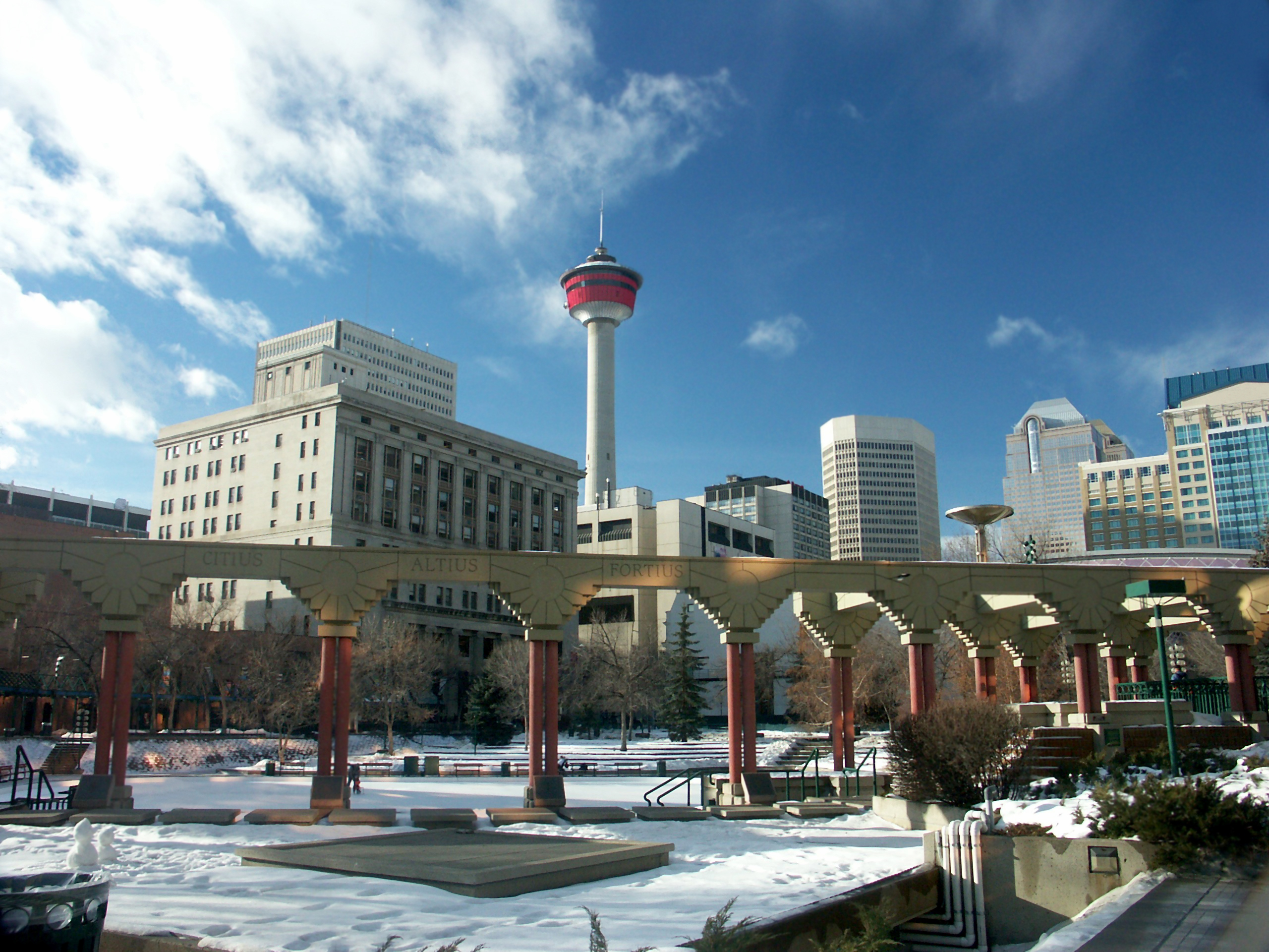 Olympic Plaza om vinteren, med Calgary Tower i bakgrunnen