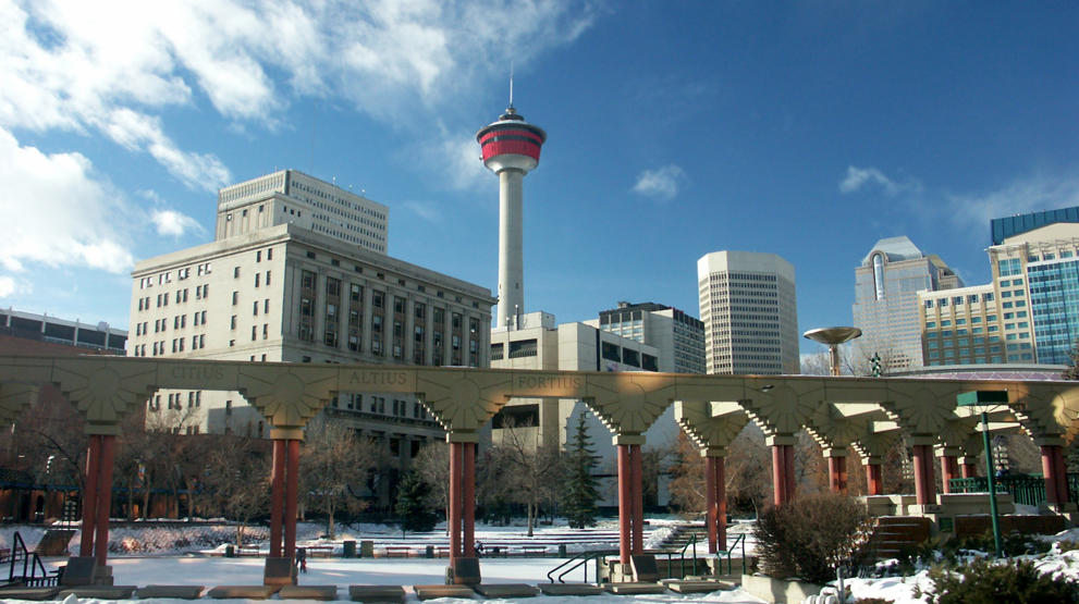 Olympic Plaza om vinteren, med Calgary Tower i bakgrunnen