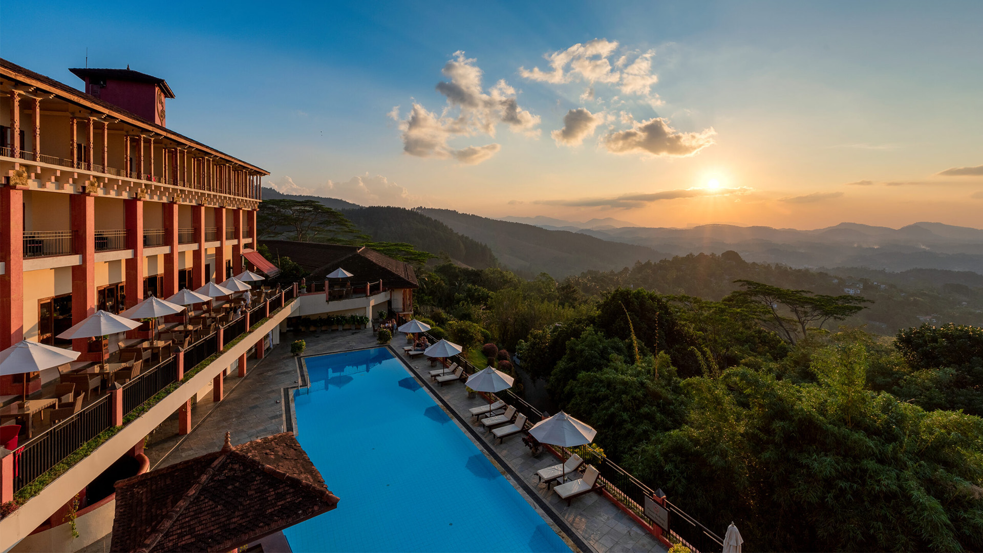 Nyt bassenget og se solnedgangen gå ned bak fjellene