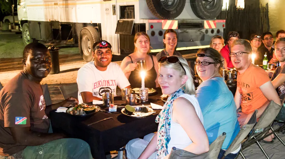 Se frem til hyggelige middager med resten av gruppa. Foto: Nomad Adventure Tours