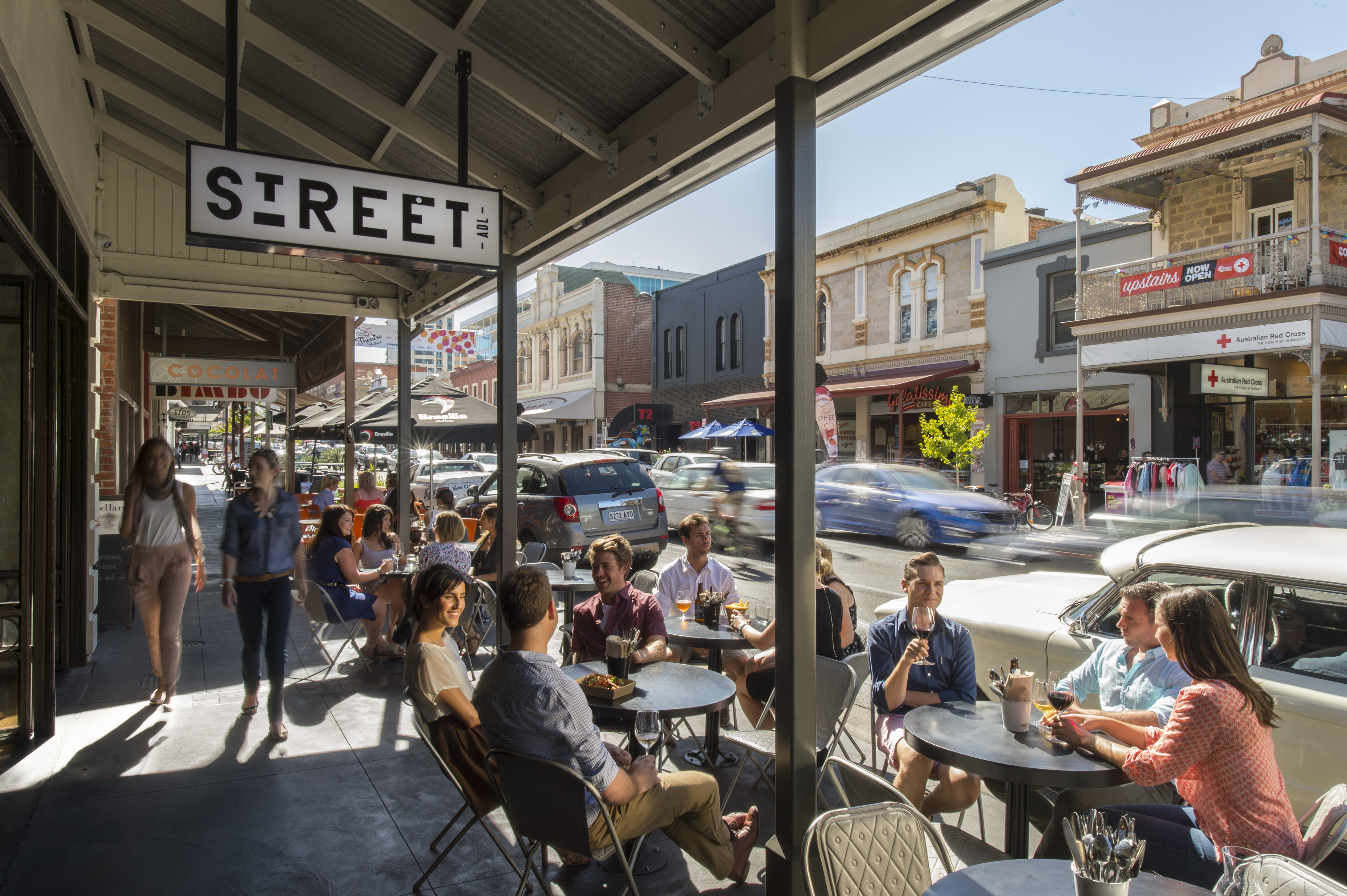 Velg mellom flere kaféer på Rundle Street. Foto: South Australia Tourism/Adam Bruzzone