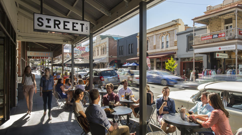 Velg mellom flere kaféer på Rundle Street. Foto: South Australia Tourism/Adam Bruzzone