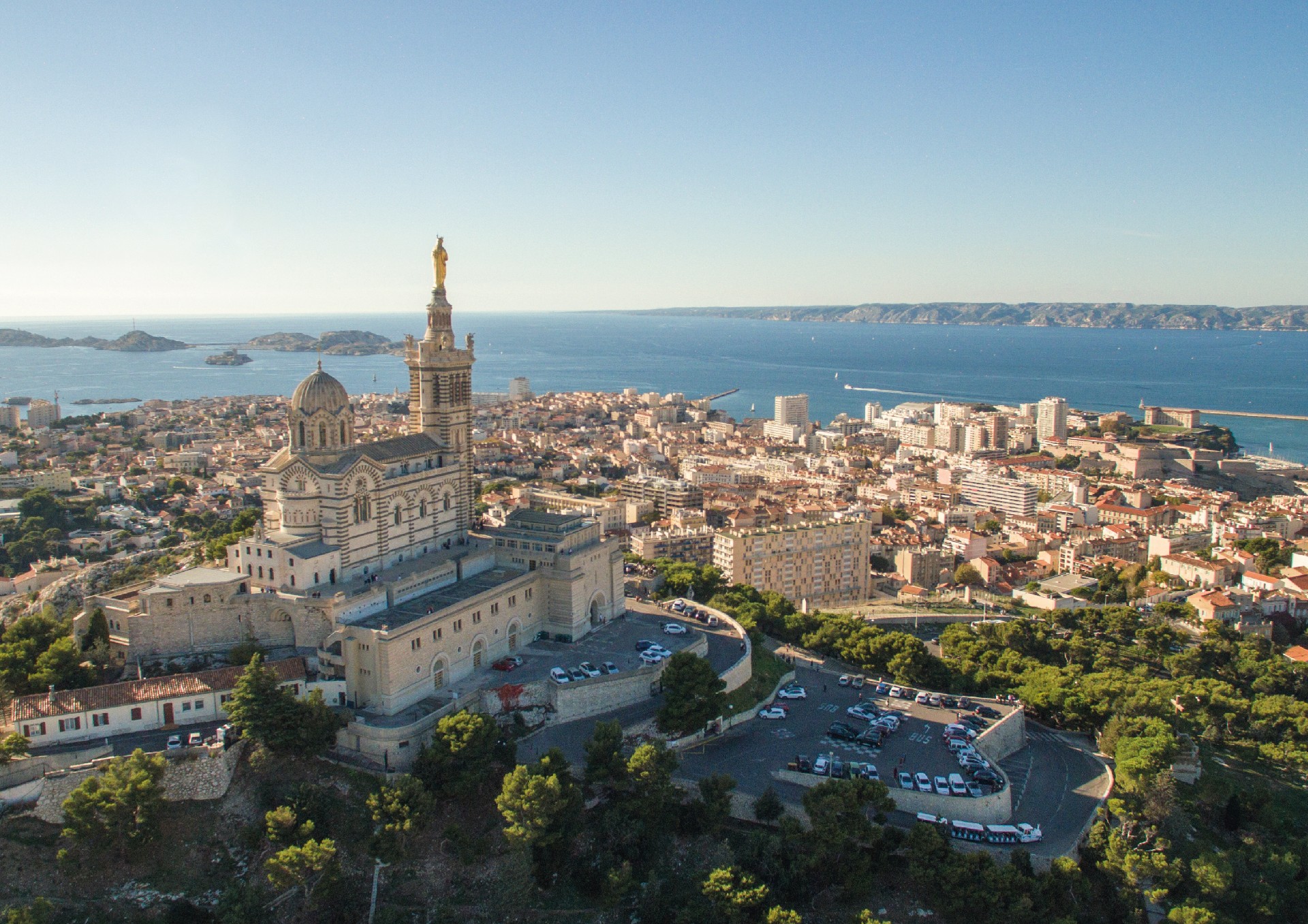 Opplev den betagende utsikten fra den imponerende Basilique de Notre-Dame de la Garde i Marseille