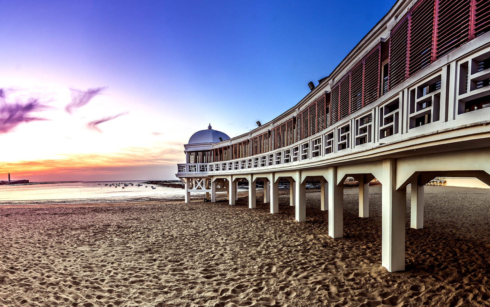  Ta en spasertur på La Caleta-stranden, som ligger midt i sentrum av byen