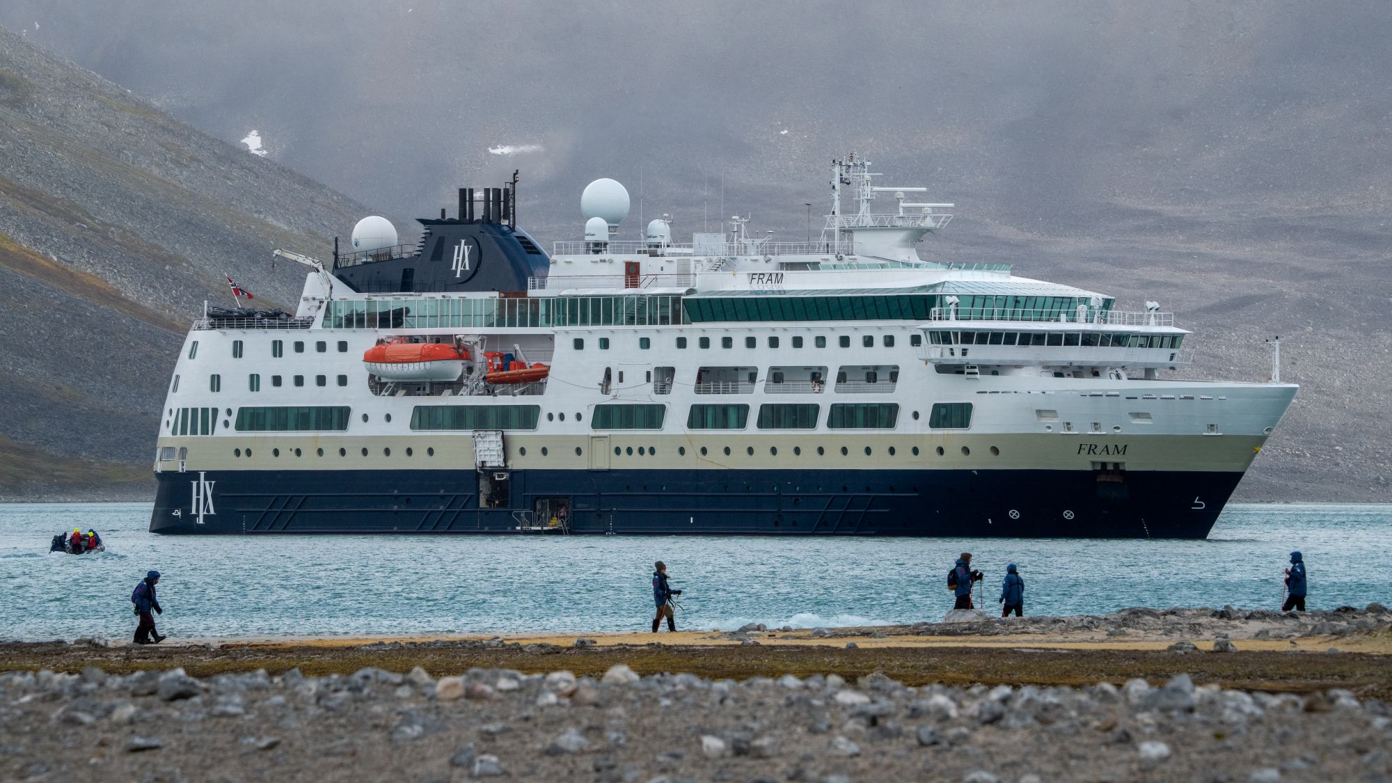 Reisen foregår med MS Spitsbergen eller MS Fram | Foto: Yuri Choufour