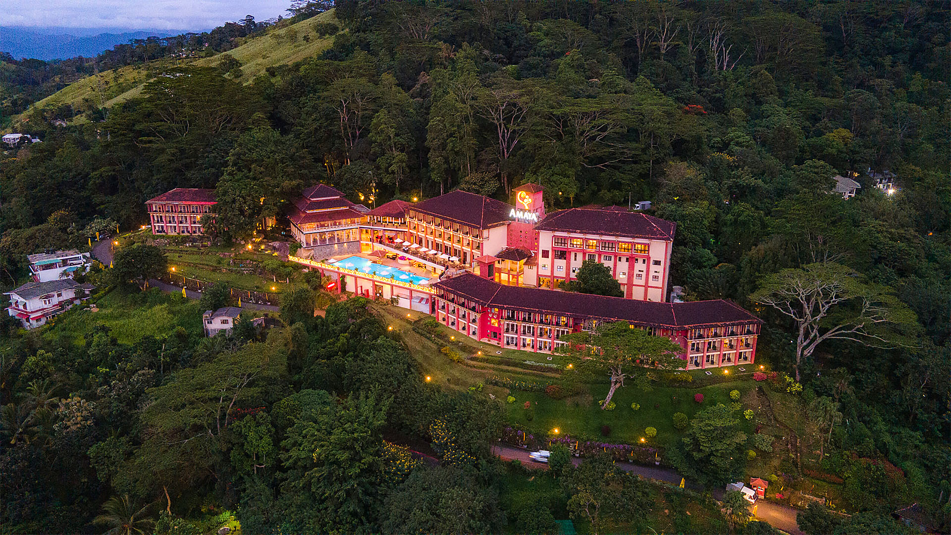 Amaya Hills ligger midt i naturskjønne omgivelser i utkanten av Kandy