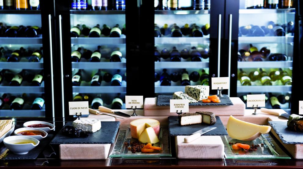 Loungen Enoteca Verona, hvor du kan nyte ost og vin - Cruise med Costa