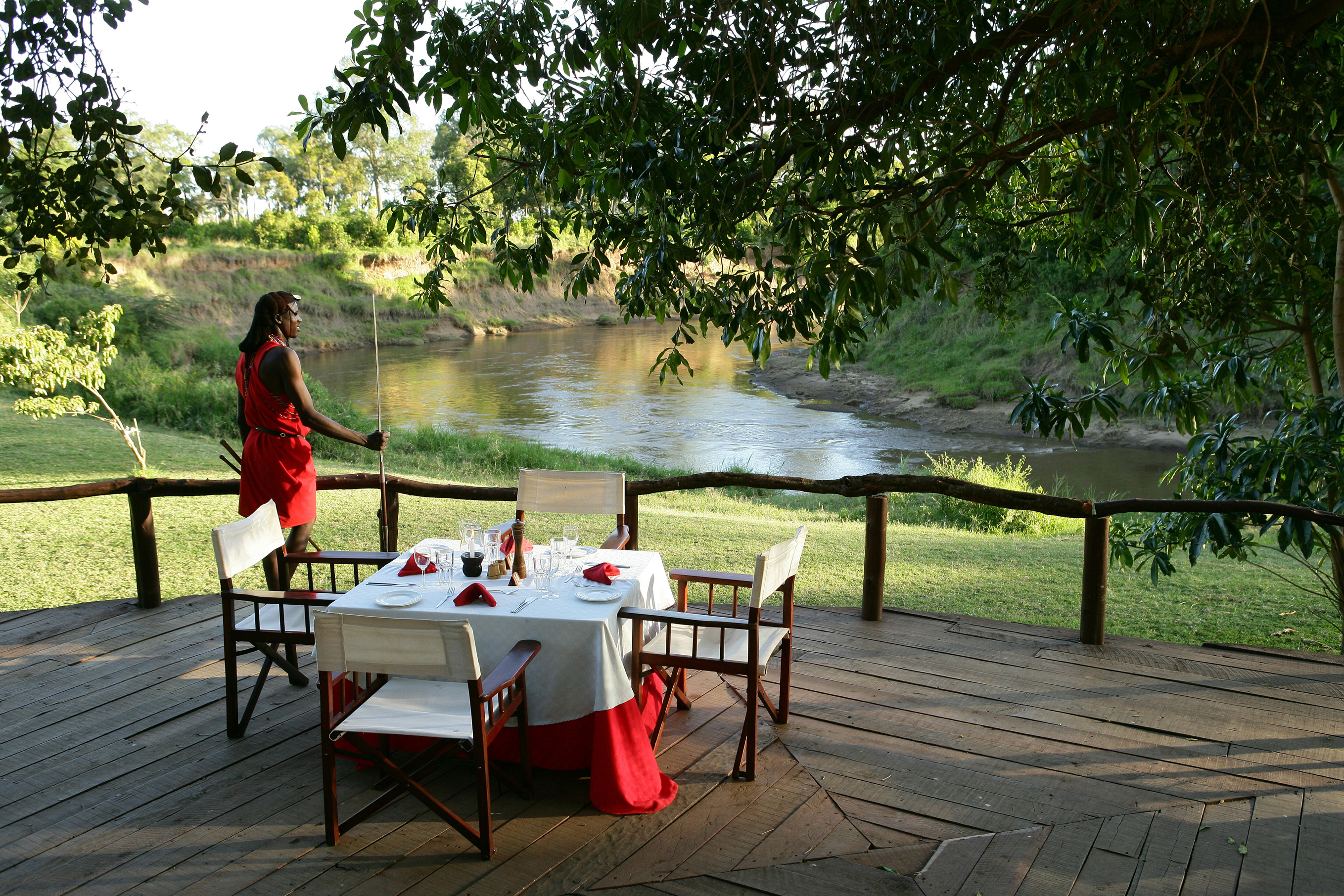 Nyt en middag med utsikt til elven på Governors' Camp