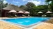 Nyt solrike dager ved svømmebassenget - Safarilodger i Tanzania. Foto: Ngorongoro Farm House