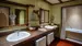 Badene på rommene har et tydelig afrikanskinspirert design - Safarilodger i Tanzania. Foto: Ngorongoro Serena Lodge