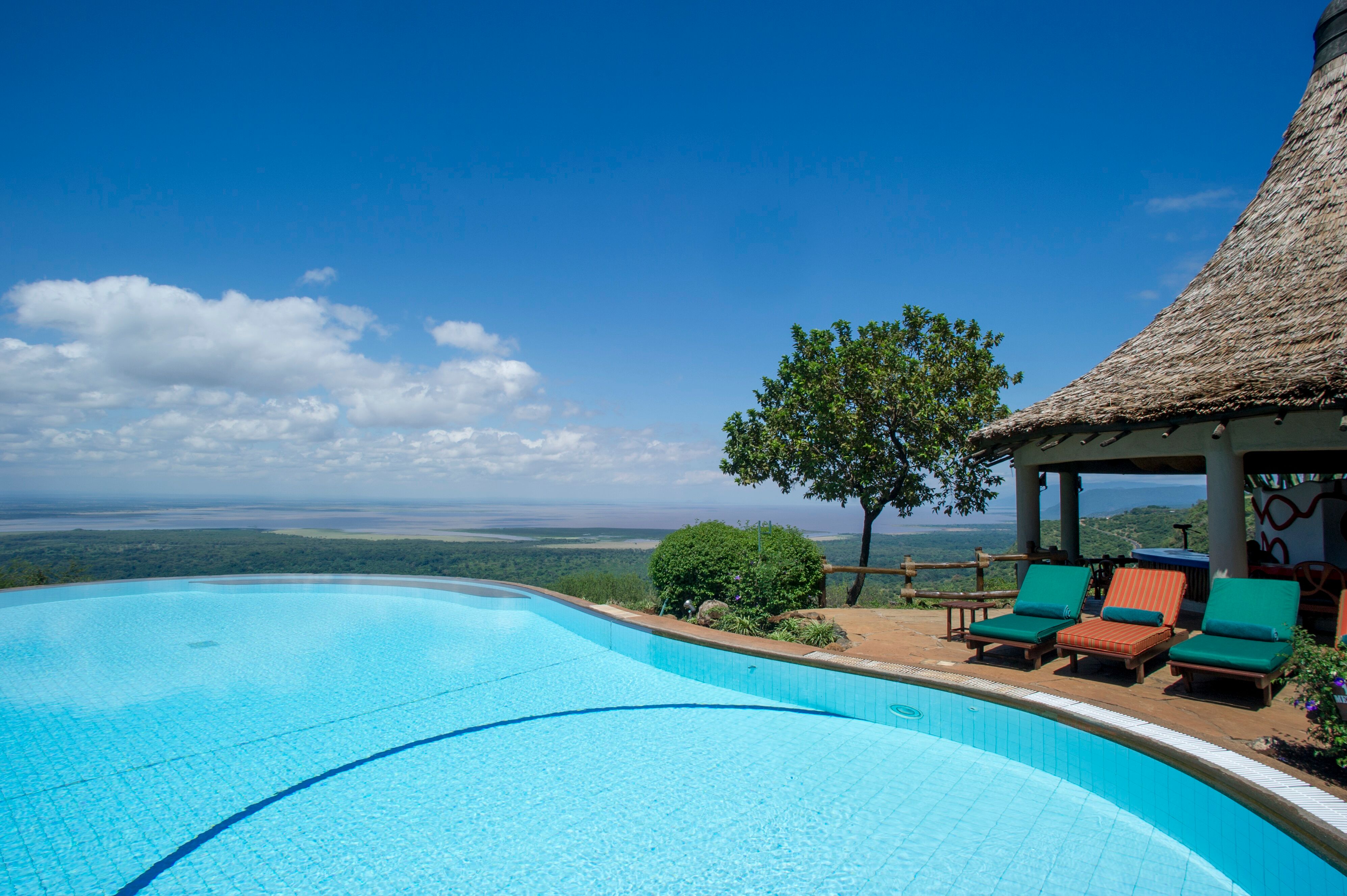Slapp av ved svømmebassenget på Lake Manyara Serena Lodge