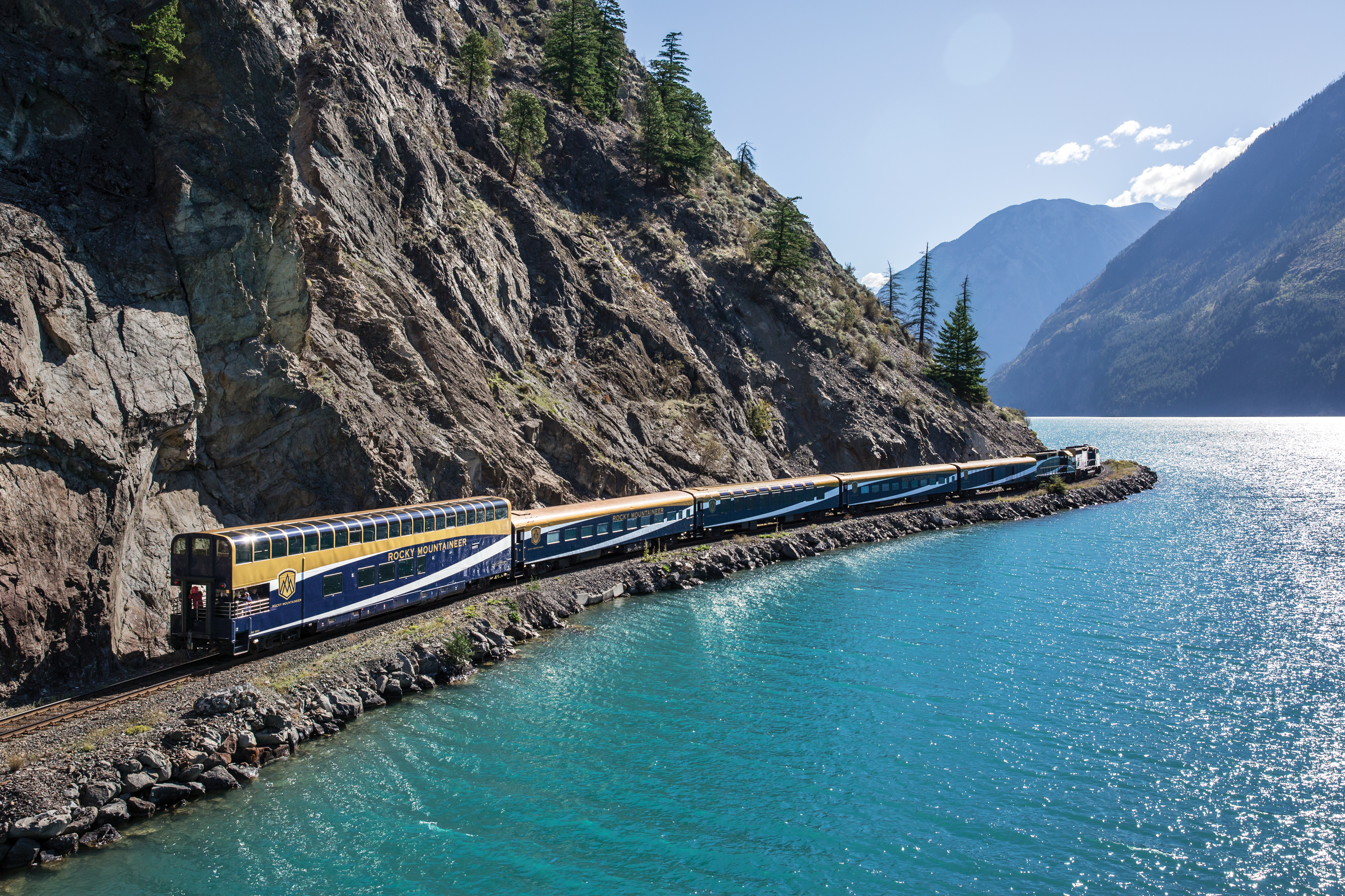 Rocky Mountaineer kjører langs glitrende Seton Lake på ruten The Rainforest to Gold Rush. Foto: Rocky Mountaineer