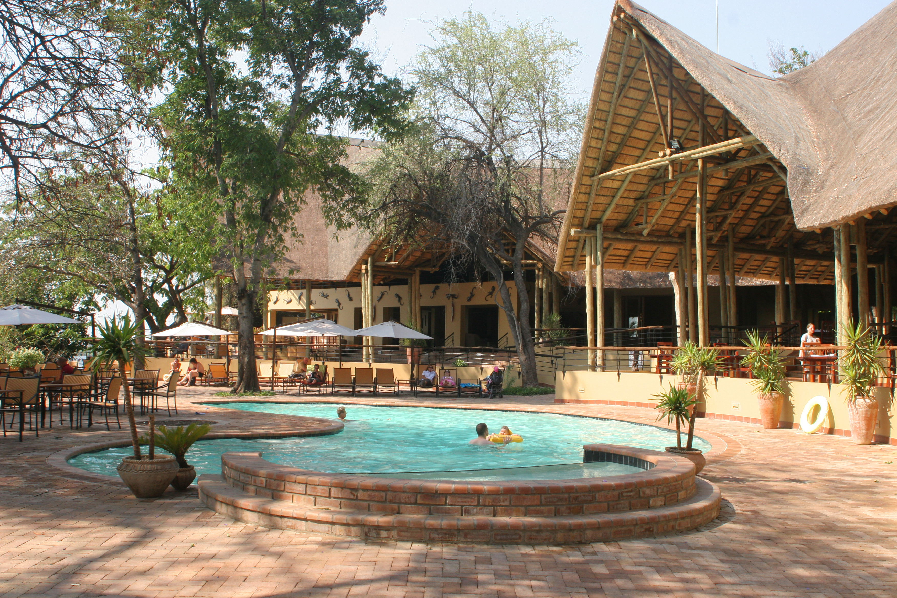Utendørs basseng på Chobe Safari Lodge