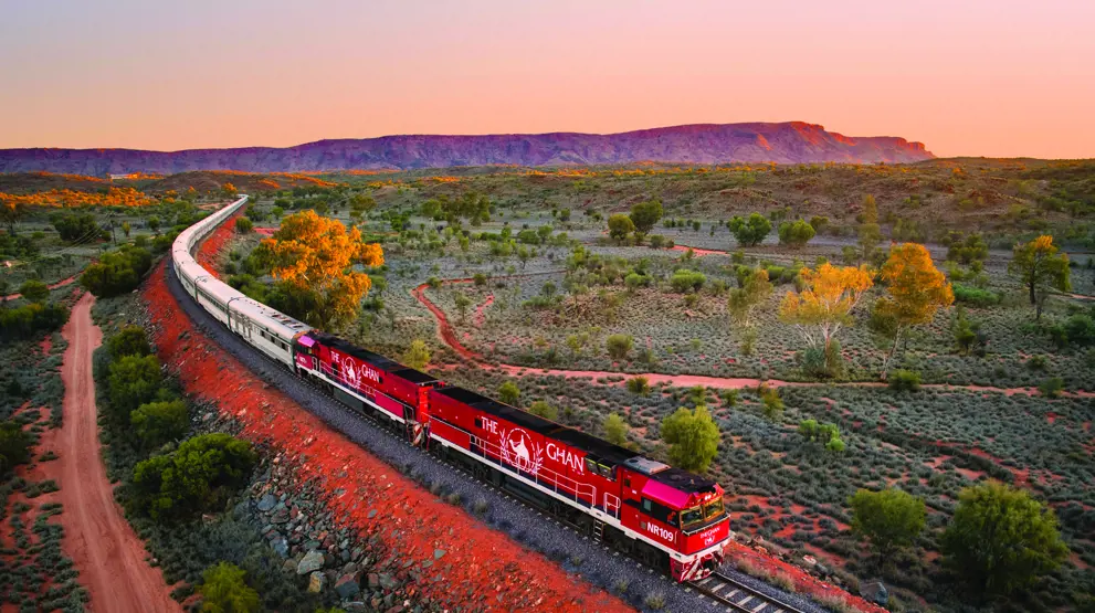 The Ghan på vei nordover ved MacDonnell Ranges. Foto: Great Southern Railroad