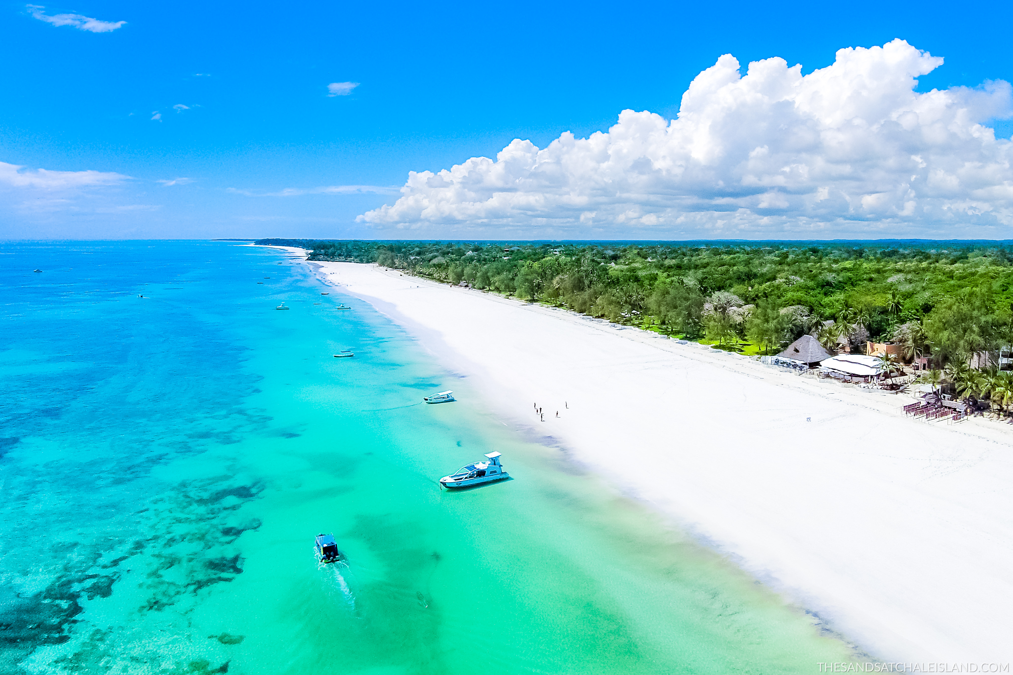 Fantastisk strand utenfor hotellet - The Sands at Nomads