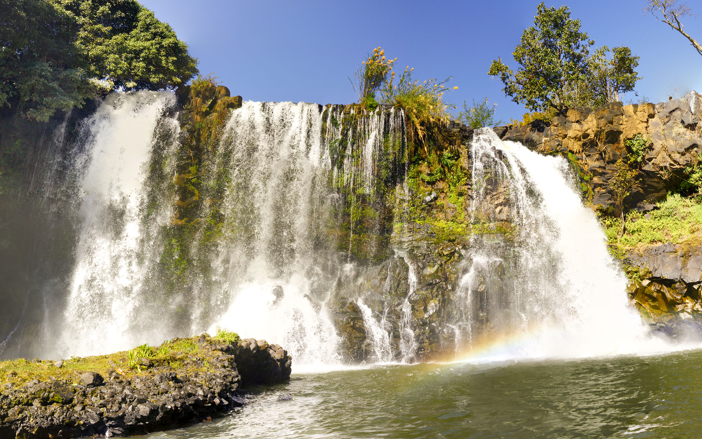 Majestetisk fossefall i frodig fjellandskap på Madagaskar