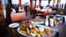 Spis god mat på restauranten til Double Tree Hilton Stone Town - Hotell på Zanzibar