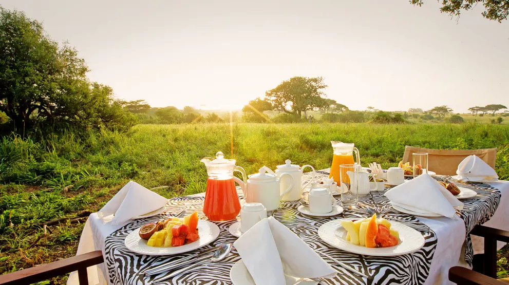 Spis frokosten ute i det fri på Tarangire Sopa Lodge i Tarangire National Park, Kenya