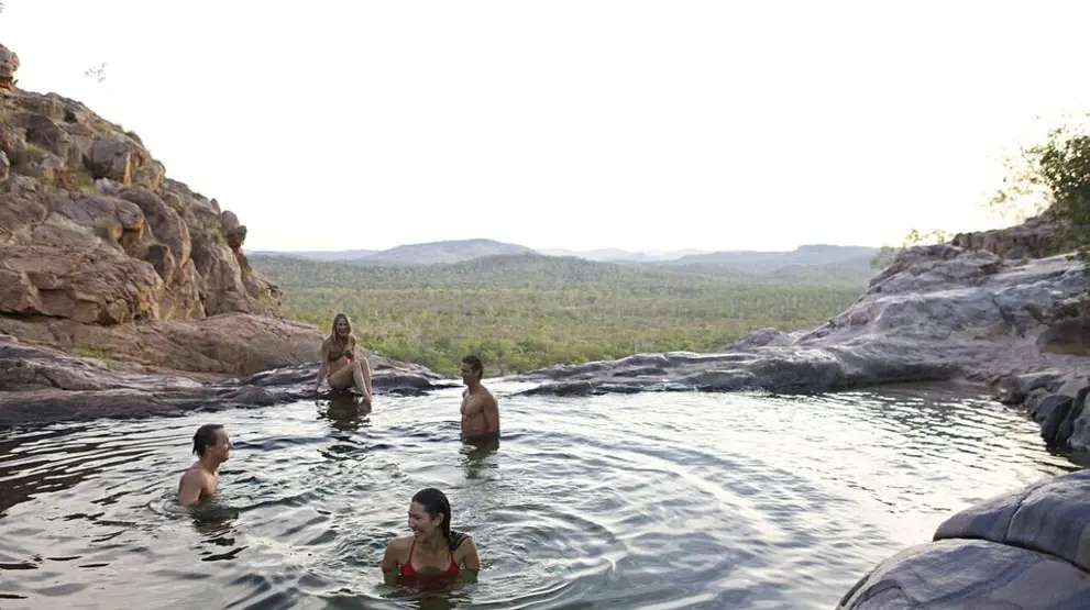 Nyt en forfriskende dukkert i vannhullene. Foto: Wayoutback