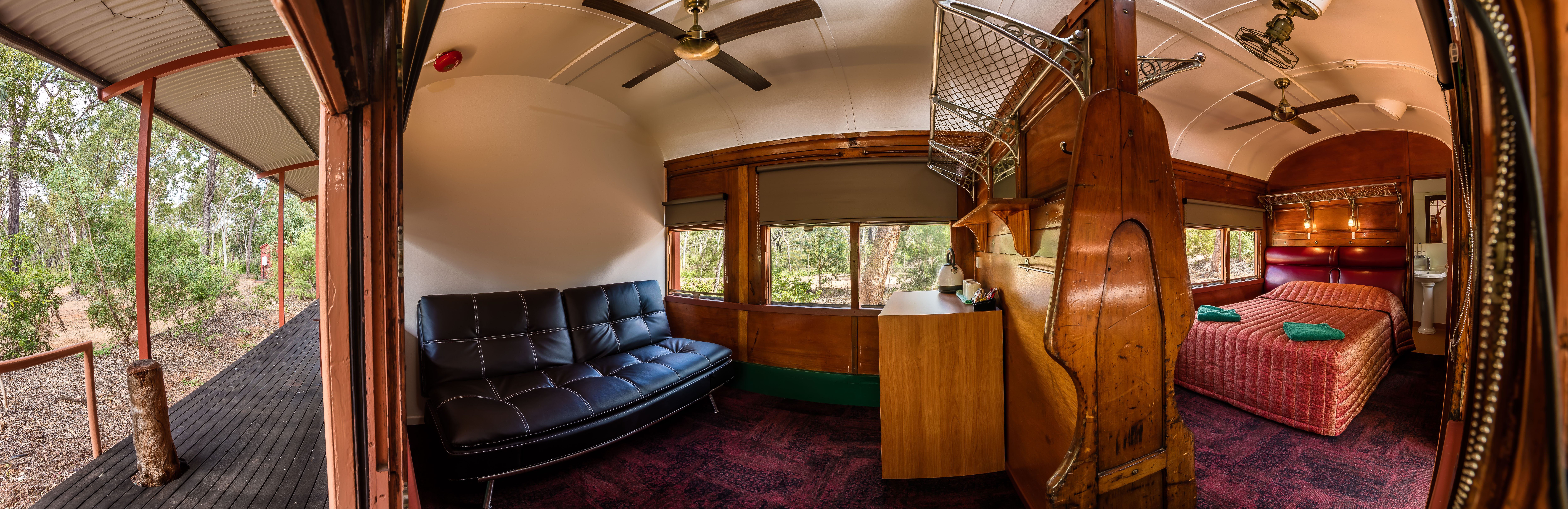 Inne i togvognen - Undara Experience