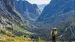 En turgåer betrakter utsikten - Reiser til Grand Teton nasjonalpark