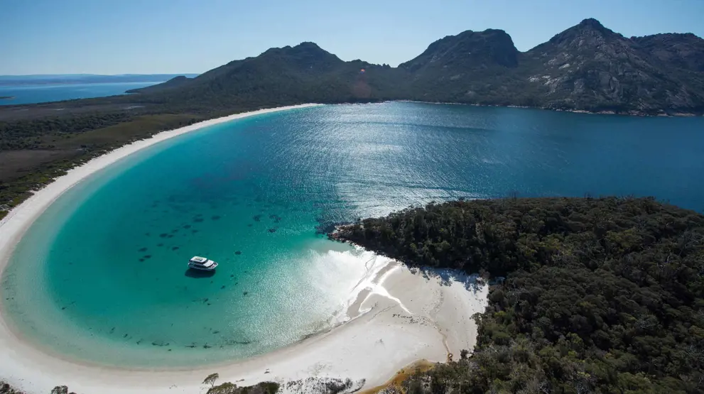 Wineglass Bay i Freycinet National Park. Foto: Tourism Tasmania & Supplied Courtesy of Wineglass Bay Cruises