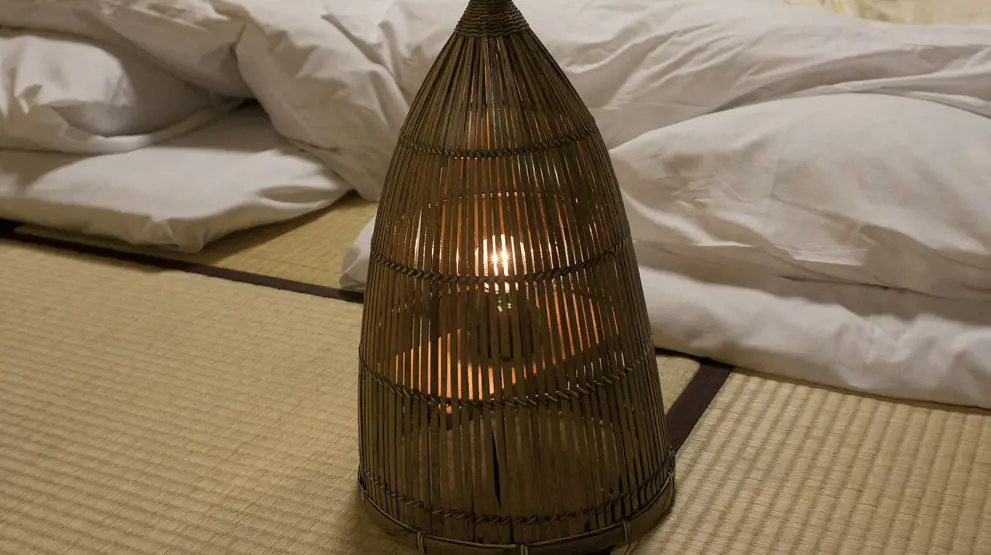 I det tradisjonelle japanske ryokan sover man på gulvet på en tynn madrass