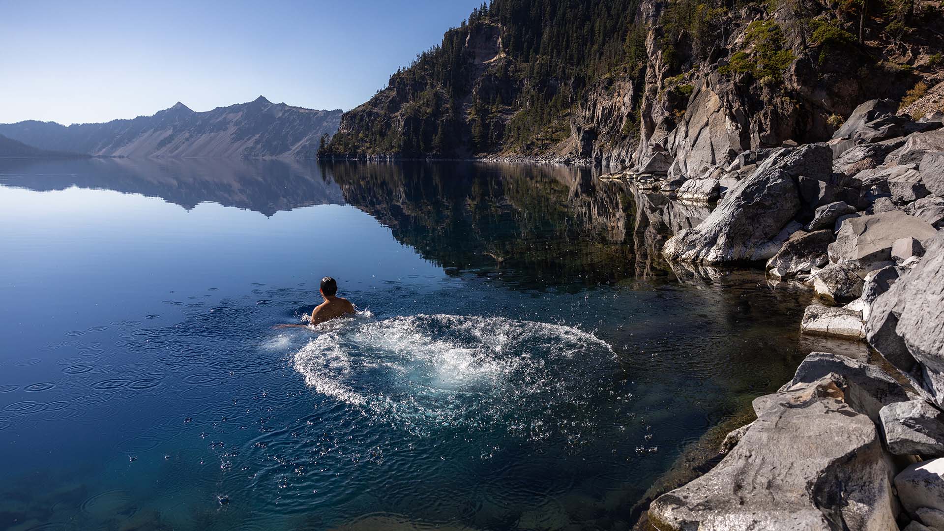 Ta en forfriskende dukkert i USA's dypeste sjø, Crater Lake, i Oregon